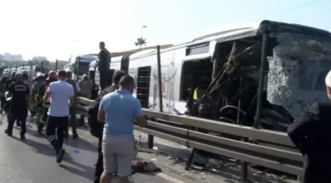 İstanbulda iki metrobus toqquşdu - 1 ölü, 35 yaralı  (FOTOLAR)